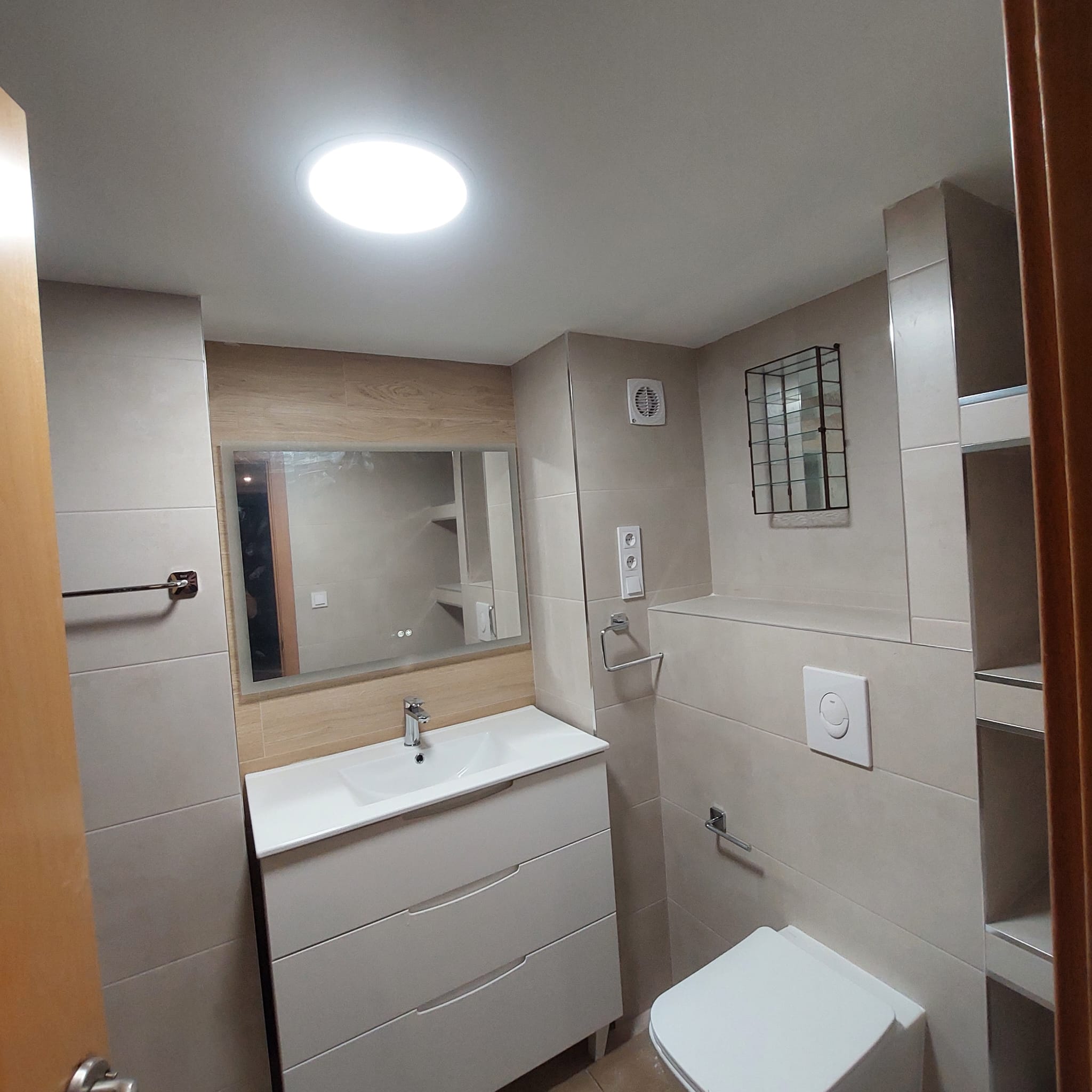 Baño reformado moderno en Elche con ducha de obra y mueble flotante