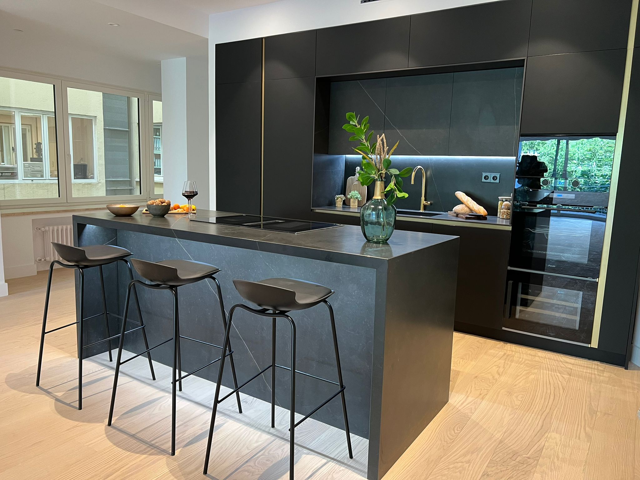 Cocina moderna en Elche con isla central, encimera de cuarzo y armarios lacados