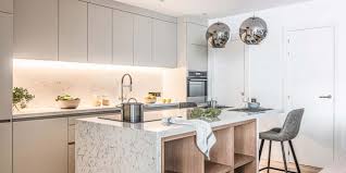 Cocina moderna en Elche con isla central, encimera de cuarzo y armarios lacados